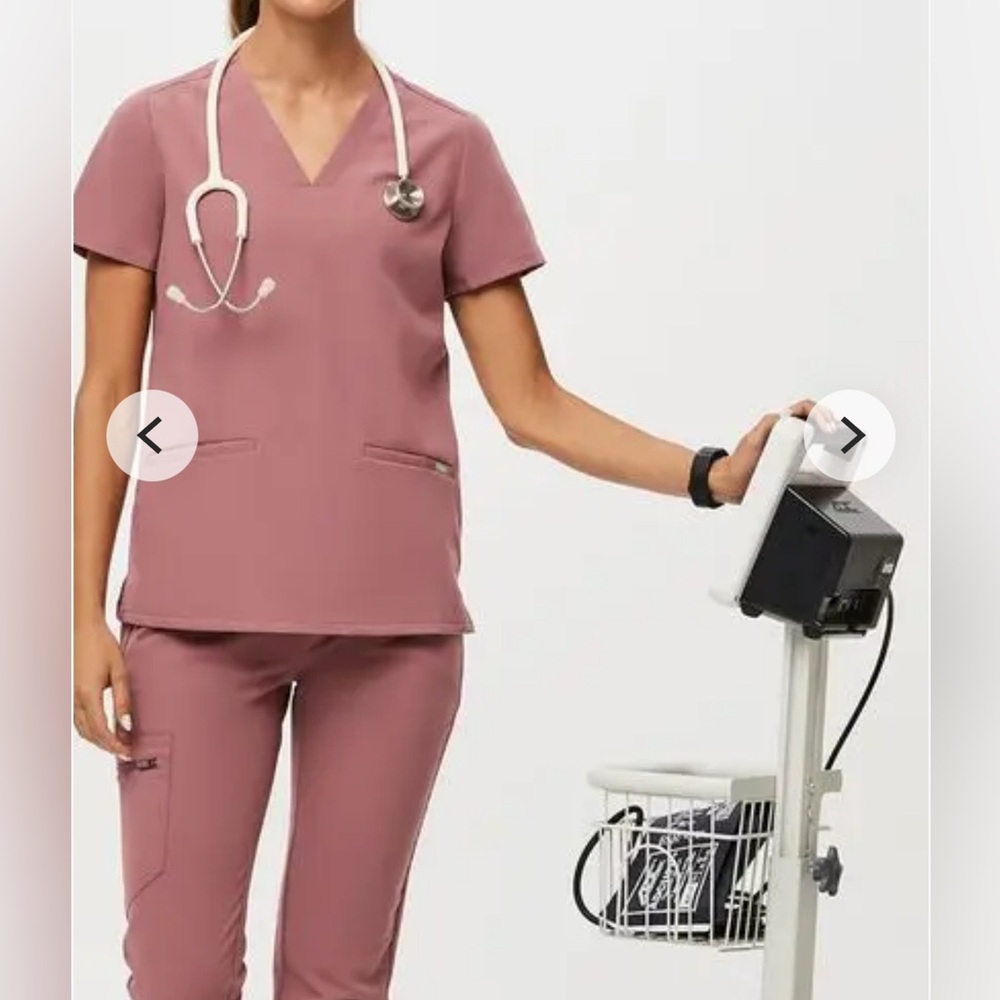 NEW FIGS Casma Scrub Top  + High Waisted Yola  Scrub Petite Pant